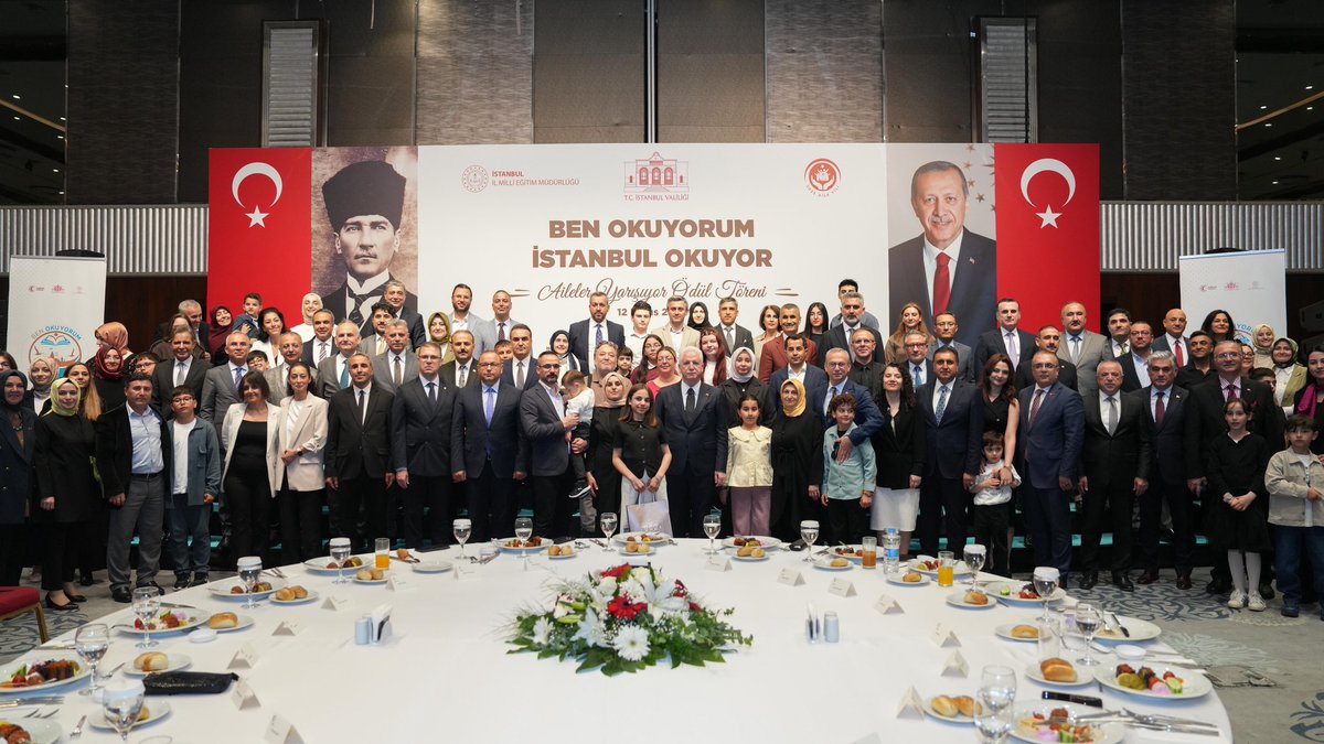 bahcelievlermem's tweet photo. 📚 İstanbul Valiliğimiz himayelerinde yürütülen “Ben Okuyorum İstanbul Okuyor” projesi kapsamında, İl Millî Eğitim Müdürlüğümüz koordinasyonunda, 39 ilçede, 5 bin 43 velimizin katılımı ile “Ben Okuyorum, İstanbul Okuyor Aileler Yarışıyor” kitap okuma yarışması düzenlendi.

İl finalini kazanan velilerimiz ödüllerini, İstanbul Valiliği tarafından düzenlenen “Ben Okuyorum, İstanbul Okuyor Ödül Töreni”nde Valimiz Sayın Davut Gül’ün elinden aldı.

Törene; Bahçelievler Kaymakamımız Sayın Dr. Mehmet Boztepe, Bahçelievler Belediye Başkan Yardımcımız Sayın Ali Barış Demir, İl Millî Eğitim Müdürümüz Sayın Murat Mücahit Yentür, İlçe Milli Eğitim Müdürümüz Murat Karabulut, velilerimiz katılım sağladı.

📍Bahçelievler 

@tcmeb @Yusuf__Tekin 
@TC_istanbul @gul_davut 
@TC_Bahcelievler @BoztepeDr 
@istanbulilmem @MucahitYentur @muradserif