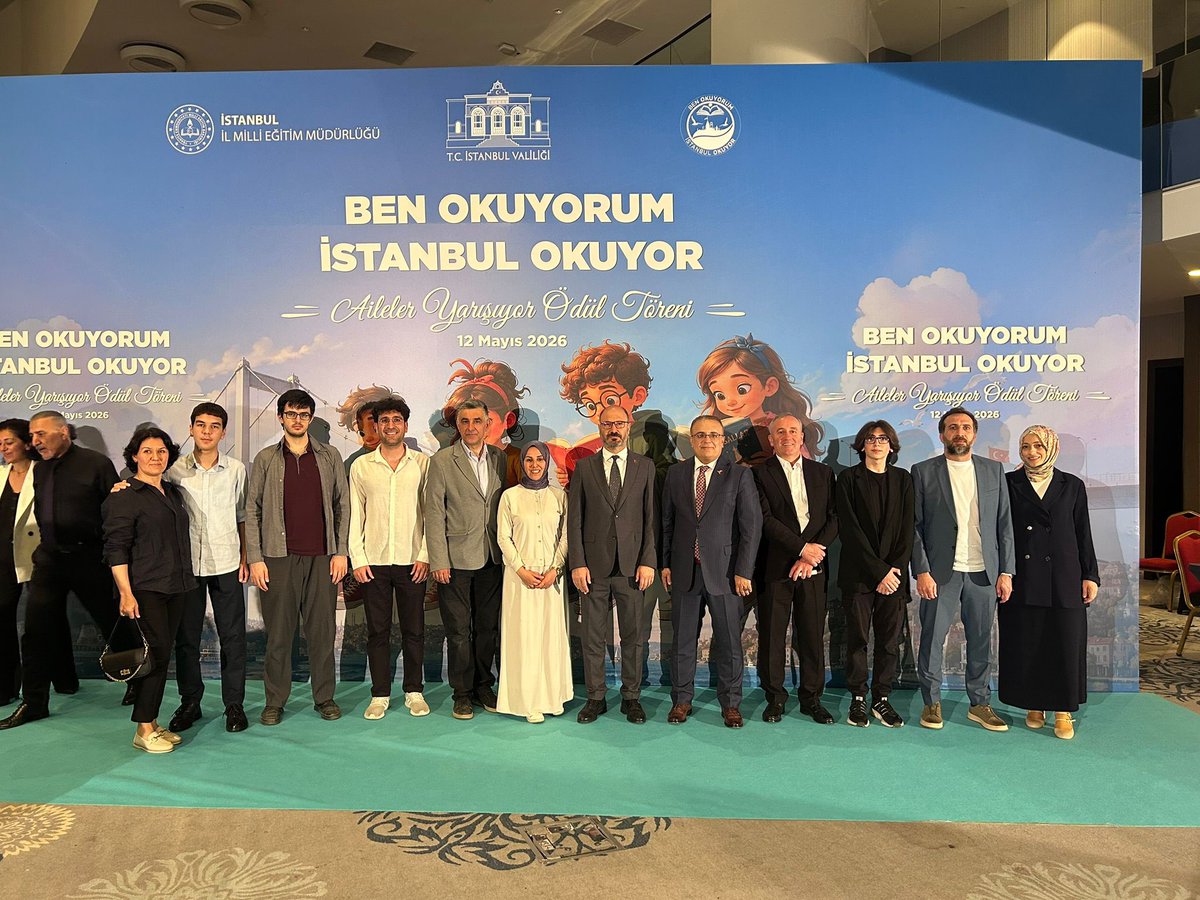 bahcelievlermem's tweet photo. 📚 İstanbul Valiliğimiz himayelerinde yürütülen “Ben Okuyorum İstanbul Okuyor” projesi kapsamında, İl Millî Eğitim Müdürlüğümüz koordinasyonunda, 39 ilçede, 5 bin 43 velimizin katılımı ile “Ben Okuyorum, İstanbul Okuyor Aileler Yarışıyor” kitap okuma yarışması düzenlendi.

İl finalini kazanan velilerimiz ödüllerini, İstanbul Valiliği tarafından düzenlenen “Ben Okuyorum, İstanbul Okuyor Ödül Töreni”nde Valimiz Sayın Davut Gül’ün elinden aldı.

Törene; Bahçelievler Kaymakamımız Sayın Dr. Mehmet Boztepe, Bahçelievler Belediye Başkan Yardımcımız Sayın Ali Barış Demir, İl Millî Eğitim Müdürümüz Sayın Murat Mücahit Yentür, İlçe Milli Eğitim Müdürümüz Murat Karabulut, velilerimiz katılım sağladı.

📍Bahçelievler 

@tcmeb @Yusuf__Tekin 
@TC_istanbul @gul_davut 
@TC_Bahcelievler @BoztepeDr 
@istanbulilmem @MucahitYentur @muradserif