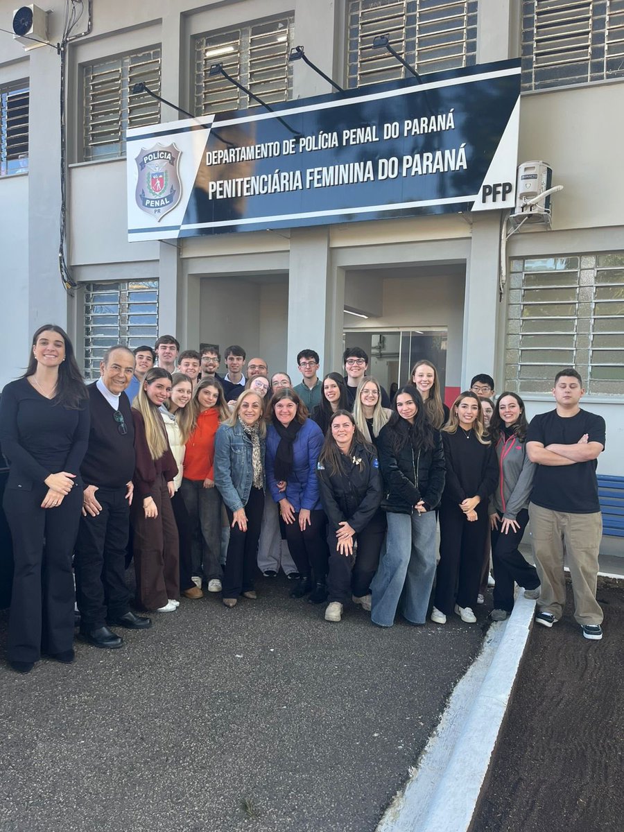 emattarassad's tweet photo. Estivemos hoje na PFP (Penitenciária Feminina do Paraná) com os nossos alunos do curso de Direito da FAE, o Law.
Fomos recebidos pela direção e chefia de segurança, as quais nos acompanharam em visitas nas galerias, creches, canteiros de trabalho, biblioteca e escola.
Parabenizamos a gestão pela organização da unidade!
Oportunidade ímpar e importantíssima para os alunos conhecerem o sistema penal de perto.