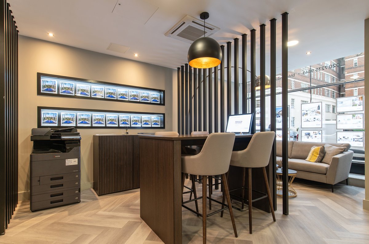 MPLInteriors's tweet photo. Timber slats can divide floor space &amp; grant a degree of privacy. 

Our work for Berkshire Hathaway on Sloane Avenue saw MPL install slat details to create a defined customer reception, with a meeting area &amp; bar-style table on the other side.

Full info https://t.co/RXr4AJcf3Z https://t.co/pP1XIleRFD