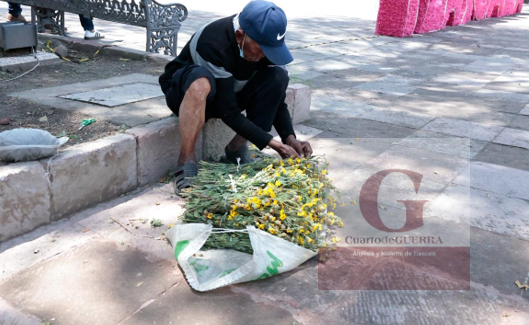 CuartodeGuerraT's tweet photo. #FotoNota 🌿
Entre los árboles y el paso apresurado de la gente en el parque Xicohténcatl, un adulto mayor dedica su jornada a preparar ramos de árnica que él mismo recolecta en el campo.

Con paciencia, amarra cada manojo que después ofrece en el centro de Tlaxcala, donde ya es conocido por caminar descalzo o en huaraches mientras trabaja diariamente.

Los ramos tienen un costo de entre 20 y 25 pesos.

📸 Vía: Daniel González//EsImagen Tlaxcala
