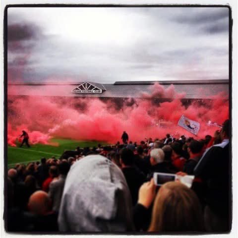 Awaydays23's tweet photo. ON THIS DAY 2013: Liverpool pyro show at Fulham #LFC https://t.co/fHL1ed0AS9