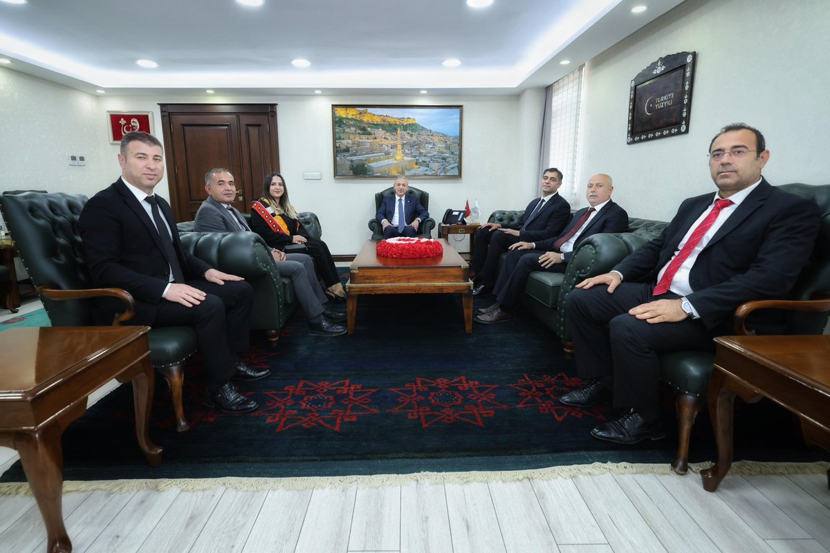 Mardin_Valiligi's tweet photo. Sosyal Güvenlik Haftası münasebetiyle Sosyal Güvenlik Kurumu (SGK) Mardin İl Müdürü Abdulkerim Şahin ve beraberindeki heyet Valimiz Sayın @tuncay_akkoyun ’a ziyarette bulundu.
Sayın Valimiz, SGK’nın 20. Kuruluş Yıl Dönümü ve Sosyal Güvenlik Haftası’nı tebrik etti.

@iletisim 
@TC_icisleri