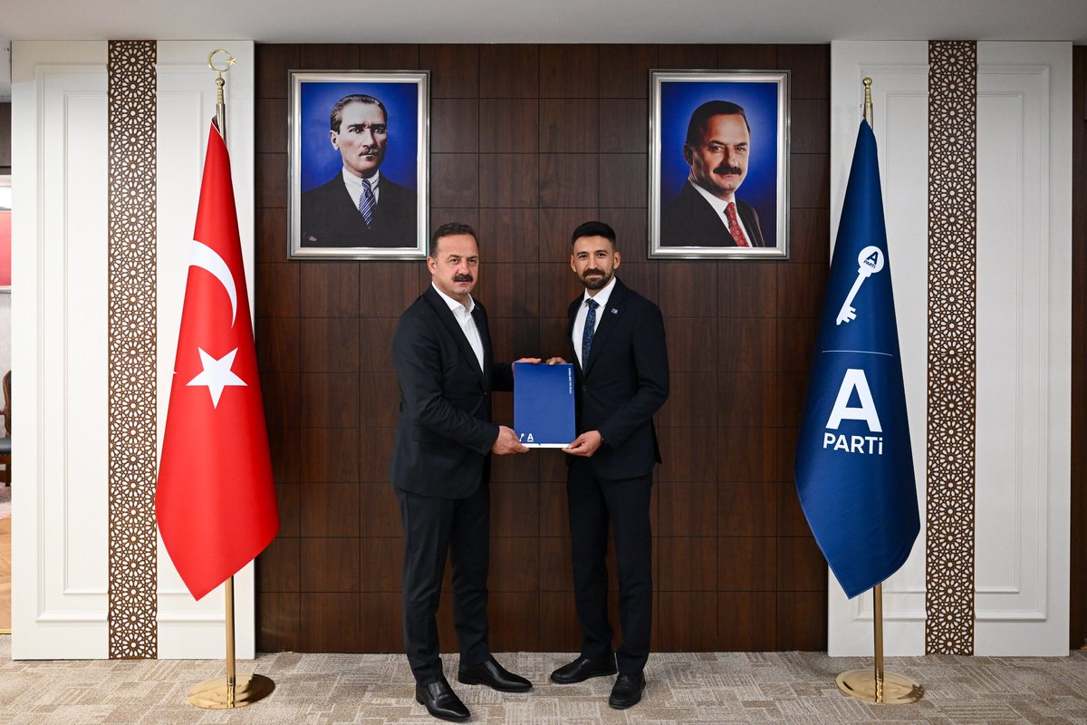 MustafaSngul's tweet photo. Bugün, hayatım boyunca gururla taşıyacağım çok kıymetli bir anı yaşadım.

Mazbatamın, Genel Başkanımız Yavuz Ağıralioğlu tarafından tarafıma tevdi edilmesi benim için büyük bir onur ve sorumluluktur. Bu anlamlı tablo, Genel Merkezimizin ve Genel Başkanımızın şahsıma ve Tarsus’a verdiği değerin en güçlü göstergelerinden biri olmuştur. 🇹🇷

Bu kutlu yolda;
Desteklerini her daim hissettiren İl Başkanımız Gür Arslanyıkar’a,
Nazik misafirperverlikleri için Genel Sekreterimiz Nihal Ağca’ya ve
İdari ve Mali İşler Başkanımız Zafer Demir’e gönülden teşekkür ediyorum.

Tarsus’umuz için; birlikle, inançla ve kararlılıkla çalışmaya devam edeceğiz.
Çünkü bizim sevdamız makam değil, milletimize hizmettir.

🇹🇷 Anahtar Parti Tarsus İlçe Başkanlığı
Mustafa ŞENGÜL

#AnahtarParti
#Tarsus
#Mersin
#EsnafınAnahtarı
#YavuzAğıralioğlu 
@nihal01