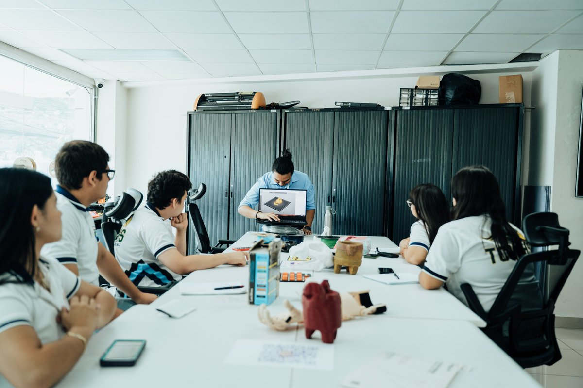 SENACIT's tweet photo. ✨ Desde Danlí hasta el futuro de la tecnología 🚀

Tuvimos el honor de compartir una experiencia llena de innovación y aprendizaje con los estudiantes de 10mo grado y del área de Humanidades del Centro Educativo The Children's World School and High School. 💡🤖🕶️ https://t.co/R3iU0bDsr0