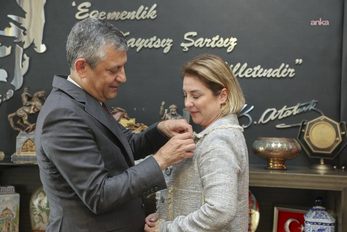 yirmiucderece's tweet photo. Çorlu Tren Faciası'nda 9 yaşındaki oğlu Oğuz Arda Sel'i kaybeden ve o günden beri adalet mücadelesiyle tanınan Mısra Öz,  CHP'ye katıldı. https://t.co/V3DqI1vwFp