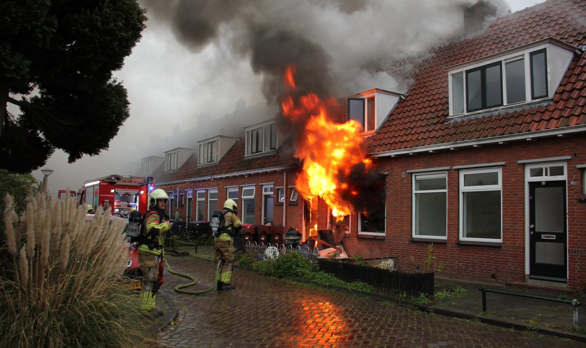 Bewoner met ladder gered bij felle uitslaande brand in woning Leeuwarden