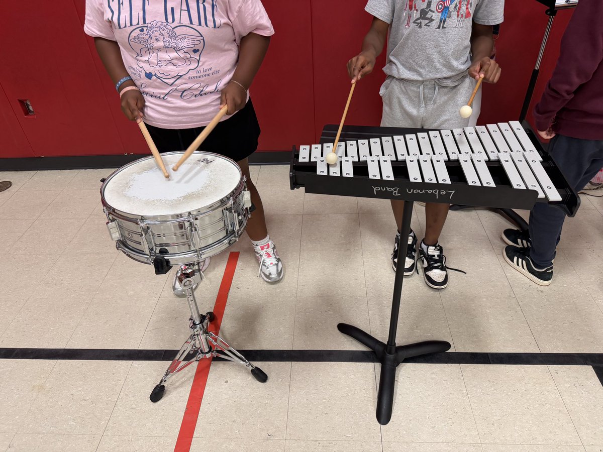 CFECougars's tweet photo. LHS band members came to let our 4/5th grade students experience different instruments. https://t.co/e1FhPtIPFC