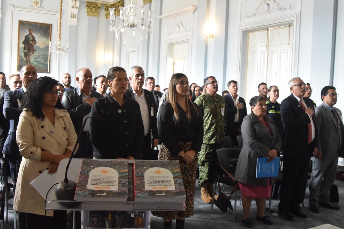 DefensoriaCol's tweet photo. Reiteramos que la reparación integral debe responder a las necesidades específicas de las víctimas, reconociendo la diversidad de experiencias y afectaciones que ha dejado el conflicto armado.

En ese sentido, es clave fortalecer rutas de atención, asistencia, rehabilitación, acompañamiento psicosocial y reparación para integrantes de la fuerza pública y sus familias, en articulación con las entidades del Sistema Nacional de Atención y Reparación Integral a las Víctimas (SNARIV).

(2/3)