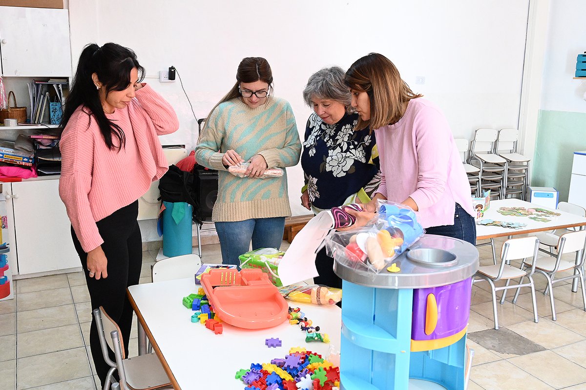 GiselaLZamora's tweet photo. En la Casa de Fortalecimiento Familiar y Comunitario de El Talar, llevamos adelante una nueva jornada de entrega de kits lúdicos. Una iniciativa que busca acompañar el crecimiento de niños y niñas, y generar más espacios de contención y participación para las familias. https://t.co/fcT6X2q7tB