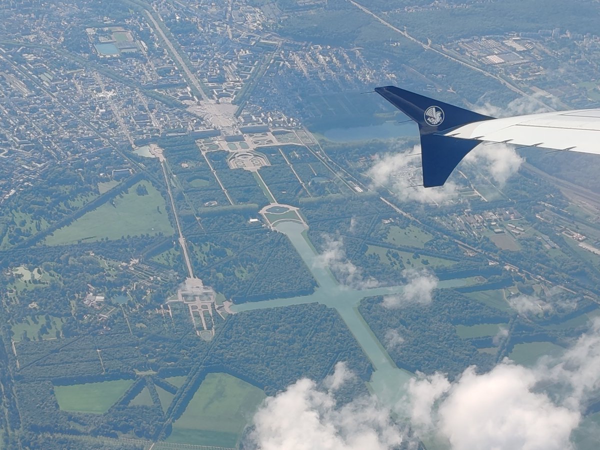 nickdouille90's tweet photo. @airfrance vous pouvez féliciter le personnel navigant du vol AF1532 ! Nous avons eu une belle visite guidée par les pilotes des lieux  croisés durant le vol et en prime un changement d'altitude afin d'éviter trop de turbulences. De vrais pros et des passionnés. Well done AF!! https://t.co/XxwJPA8pBJ