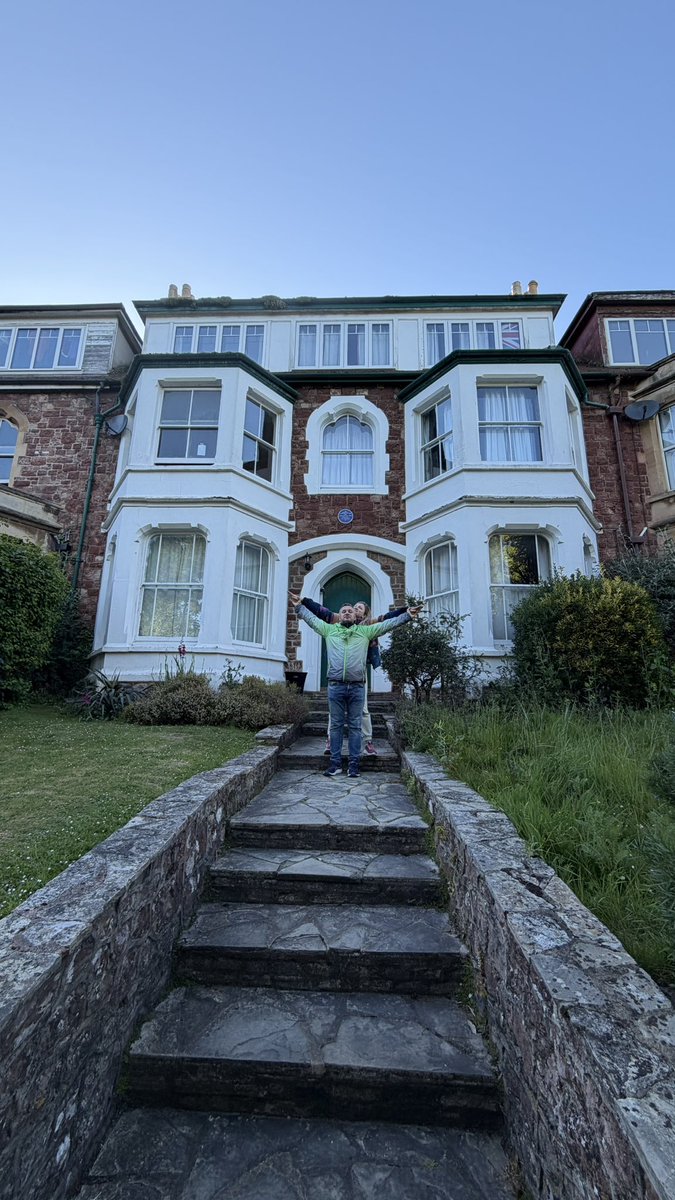 nexuser's tweet photo. Spacer do parku w Minehead i taka perełka 😍
To tutaj w 1917 r. urodził się 
sir Arthur C. Clarke.
„Jedynym sposobem na poznanie granic możliwości jest ich lekkie przekroczenie...” 🚀
W lokalnym muzeum czeka też darmowa gablota mistrza! 📚#ArthurCClarke  #SciFi https://t.co/vCEwEb8aYS