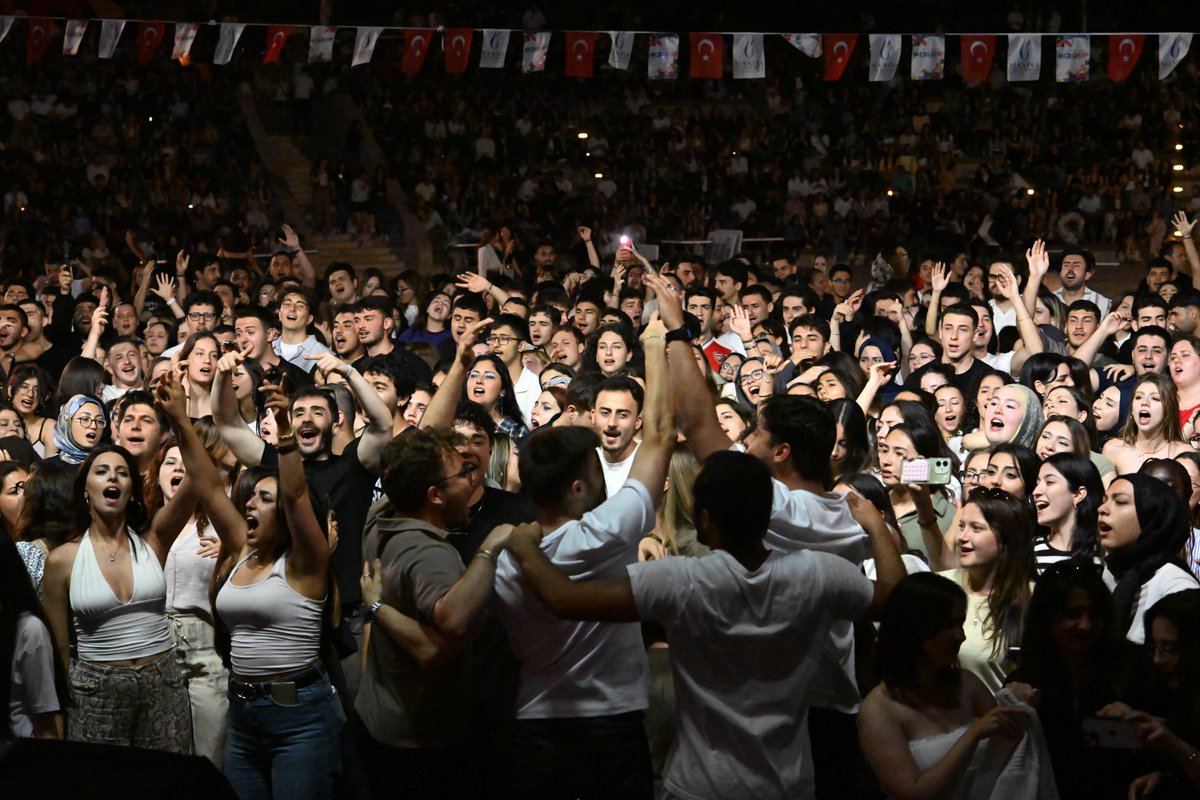 mcbu1992's tweet photo. 🎶Bahar şenliklerimizin ilk gün konserlerini EQUIP performansıyla tamamlıyoruz! 🎊
#mcbü #ManisaCelalBayarÜniversitesi #mcbümüzik #mcbübaharşenlikleri #Equip https://t.co/BbpZwC72IY