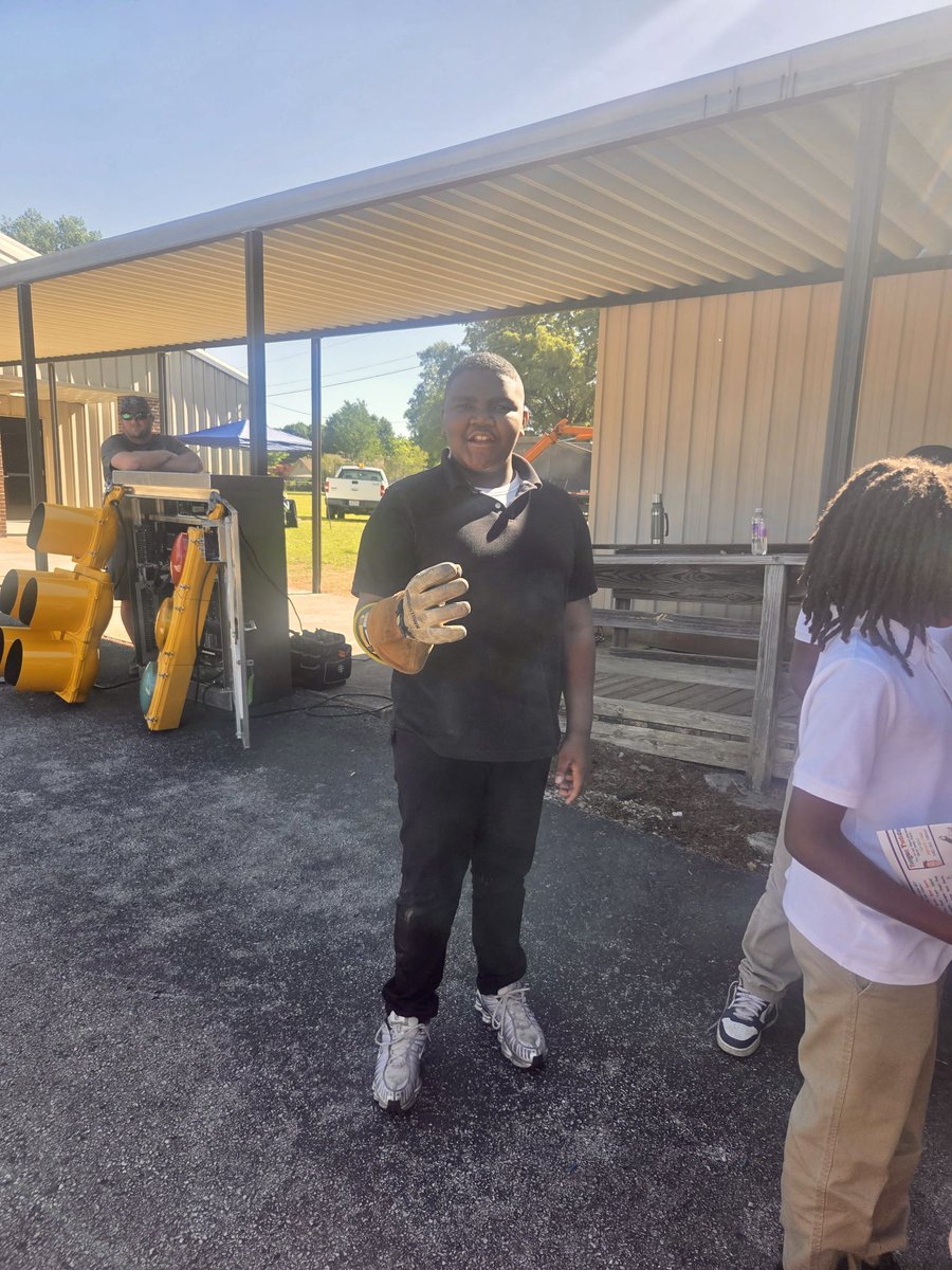 AndrewElem's tweet photo. Our 4th Grade Eagles had a S.T.E.A.M. 4-H Field Trip with some hands on learning!#TeamAJX🦅 https://t.co/6UgKbLz3Ke