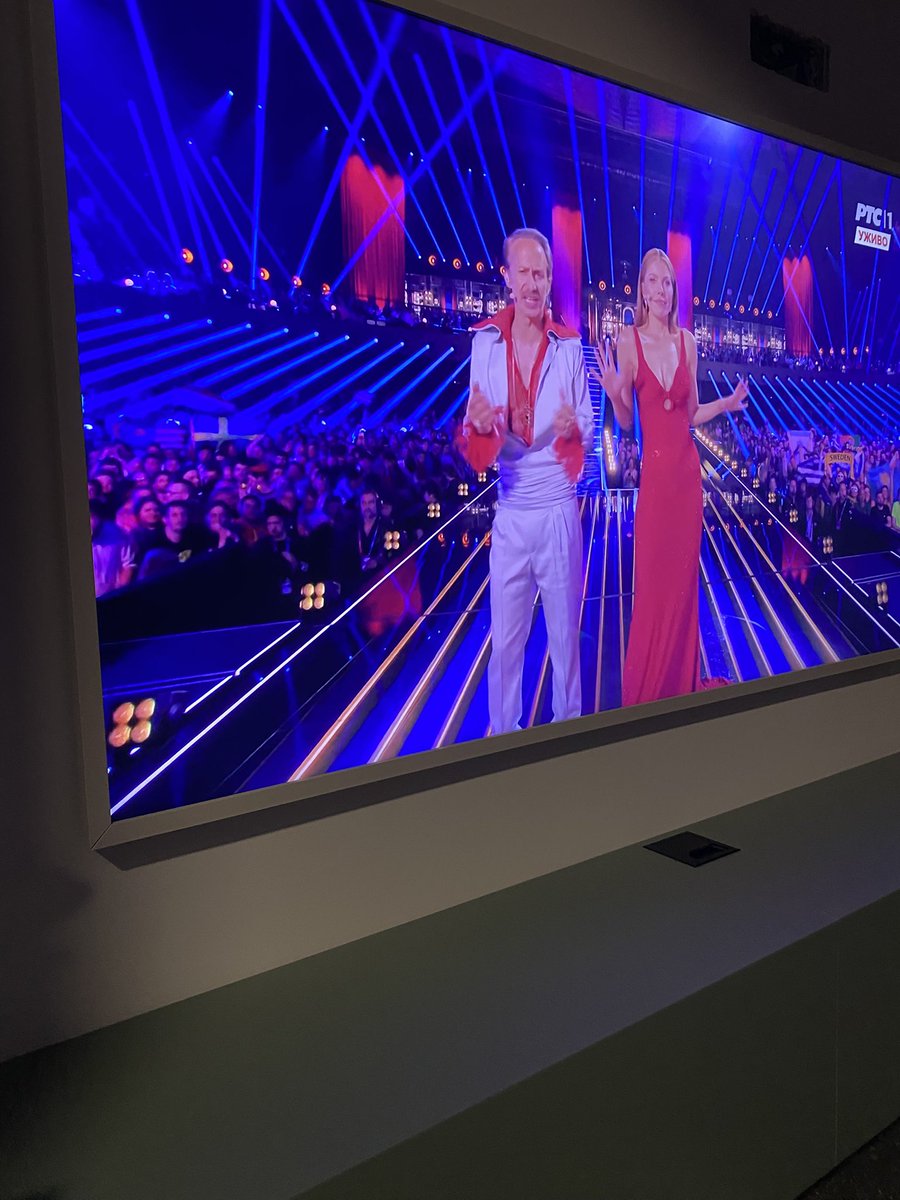 serklaz's tweet photo. OVO DVOJE KO CIGANI NEKI #eurovision https://t.co/4bX2mufTEF