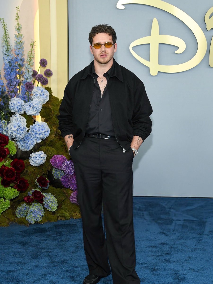 911TVNEWS's tweet photo. Oliver at the 2026 Disney Upfront in New York City. #DisneyUpfront https://t.co/7NNibXmfyP