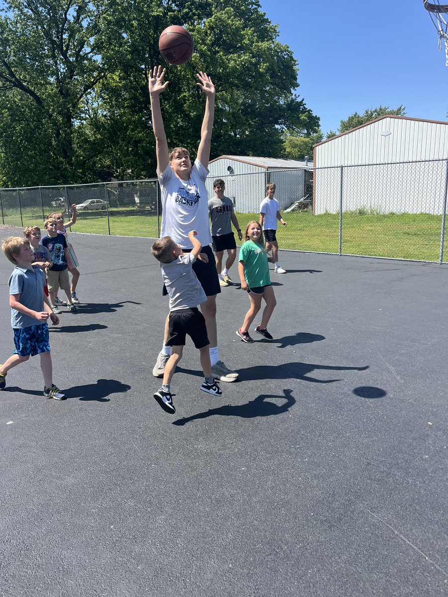 PCHS_Hoops's tweet photo. Today was “PE with a Panther” at Tamaroa Grade School and two of our graduating seniors came out for some hoops on the blacktop! Thanks TGS for having Ty and Reed out! #FuturePanthers https://t.co/4OWme7YBVS