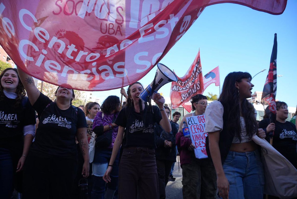 Cele_Fierro's tweet photo. Universidad de las y los trabajadores.
Y al que no le gusta, se jode.

Con lucha conquistamos la Ley de financiamiento univeristario, con lucha la vamos a defender. Milei, cumplí la ley! https://t.co/fZO0KQDBbx