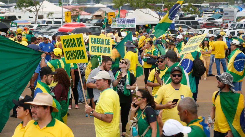 BrasilPost13's tweet photo. URGENTE

Bolsonaristas afirmam que se Flávio Bolsonaro perder as eleições eles vão sair em massa do Brasil, vamos levar todos, não adianta implorar, não deixaremos ninguém par trás. 👀

E aí pessoal, vocês vão implorar pros Bolsonaristas ficarem no Brasil, SIM ou NÃO ???  👀   👇 https://t.co/PO7AYDMksO