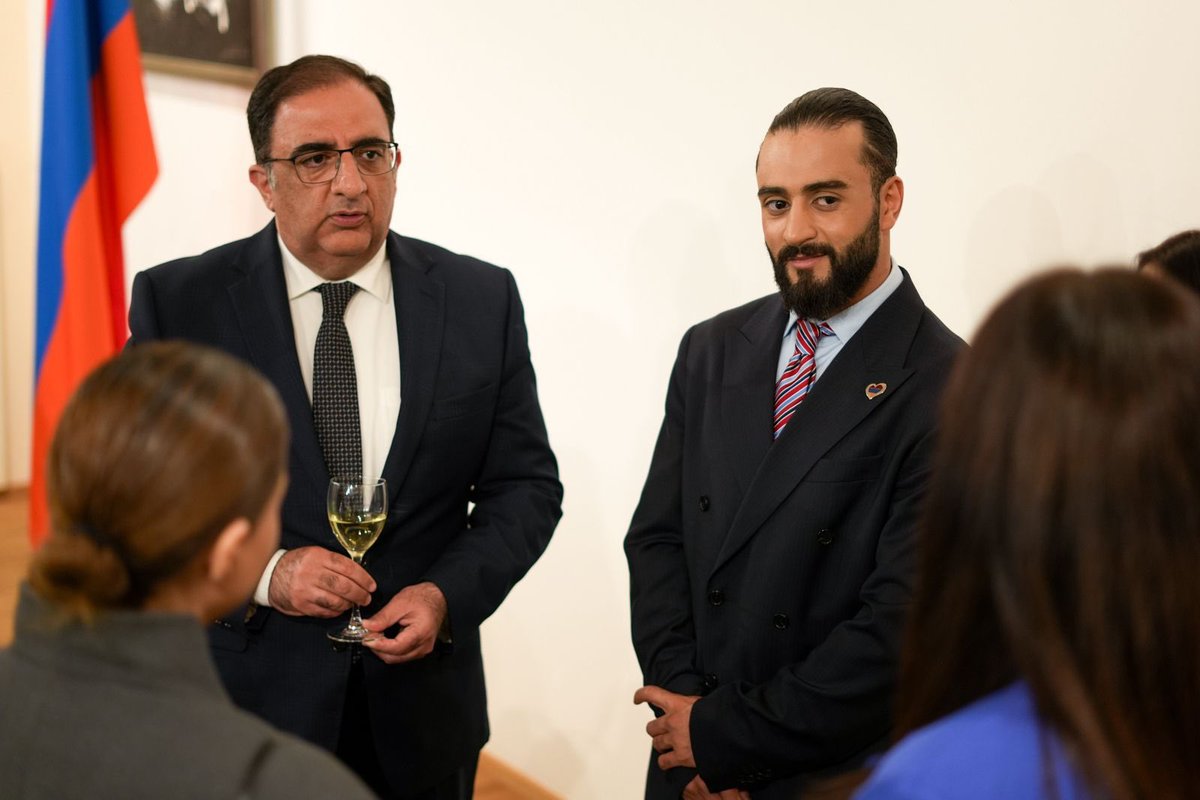 ARMEmbVienna's tweet photo. Happy to welcome SIMÓN, representing #Armenia 🇦🇲 at @Eurovision 2026 in Austria, to the Embassy.

Ambassador Andranik Hovhannisyan &amp; Embassy staff wish SIMÓN a well-deserved victory.

Vote #6! https://t.co/eBbVmW3VG7