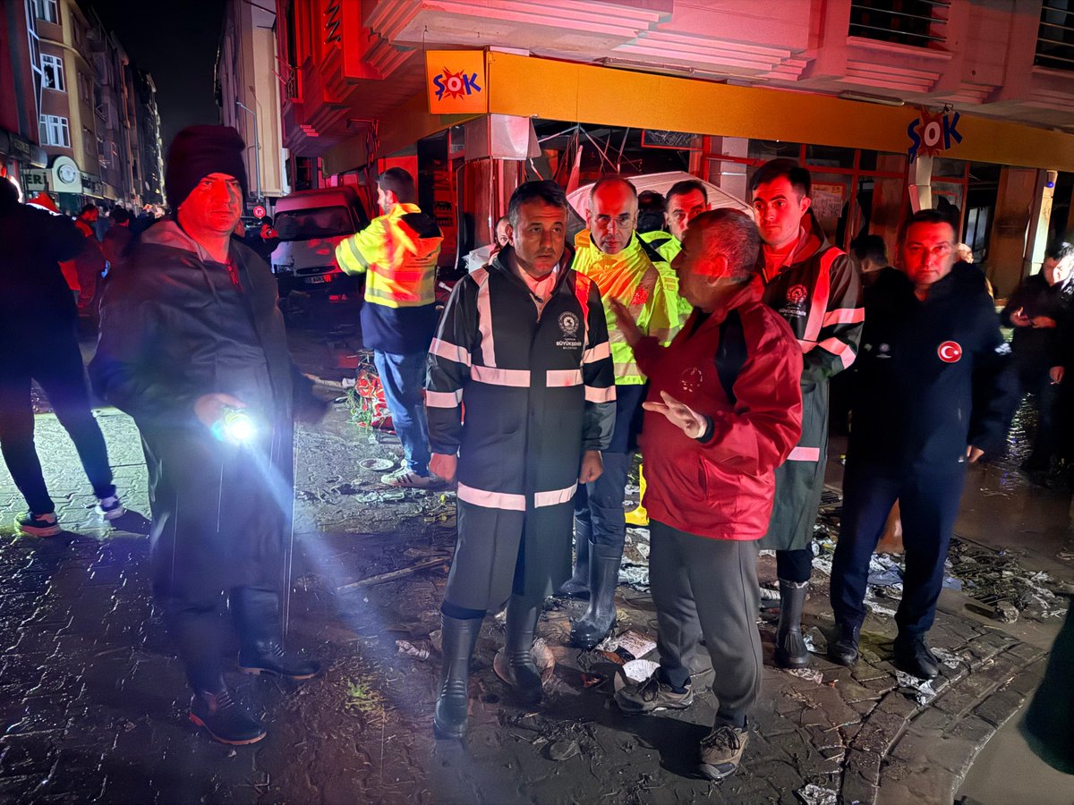 halitdoganbsk's tweet photo. Havza ilçemizde meydana gelen taşkının ardından ekiplerimiz ilk andan itibaren sahada yoğun şekilde çalışmalarını sürdürüyor.

Tüm kurumlarımızla hemşehrilerimizin yanındayız.

Taşkından etkilenen tüm hemşehrilerimize geçmiş olsun dileklerimizi iletiyorum. https://t.co/gfWzidNL8V