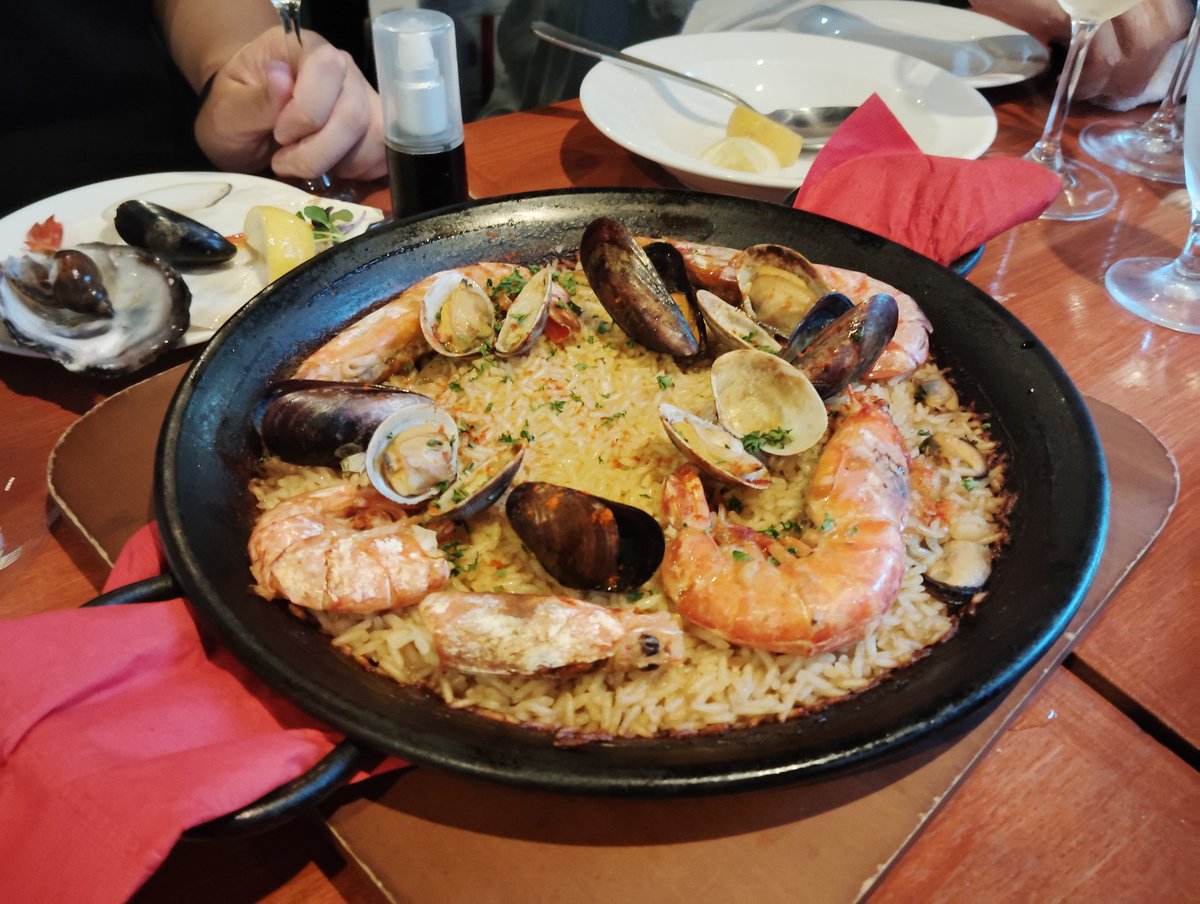 NAGASET4649's tweet photo. 昨日の夜はREGARIOでパエリア🥘✨️
魚介の旨味が濃厚で美味すぎ☺
#パエリア #REGARIO #蒲田 https://t.co/2z3VMC2AuD