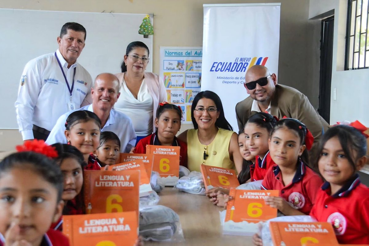 Educacion_Ec's tweet photo. 📍MANABÍ | La ministra de Educación, Deporte y Cultura, @GildaAlcivarOk, entregó uniformes y textos escolares a estudiantes de la Escuela de Educación Básica García Moreno, en Rocafuerte 📚👕, como parte de una inversión superior a USD 5 millones destinada al fortalecimiento educativo en la provincia. 🇪🇨

✅ En Manabí se entregaron:
👕 153 mil uniformes escolares
📖 284 mil kits de textos
🧃 Más de 5,1 millones de raciones alimenticias

Durante la jornada también se recorrió el proyecto de transformación socioeducativa “Escuela Chango” 💙, impulsado junto a Fundación Unidos por la Educación, Grupo DIFARE y Fundación Territorios, una iniciativa que transforma espacios escolares, fortalece a docentes y promueve una educación más inclusiva, participativa y de calidad para niños y adolescentes.