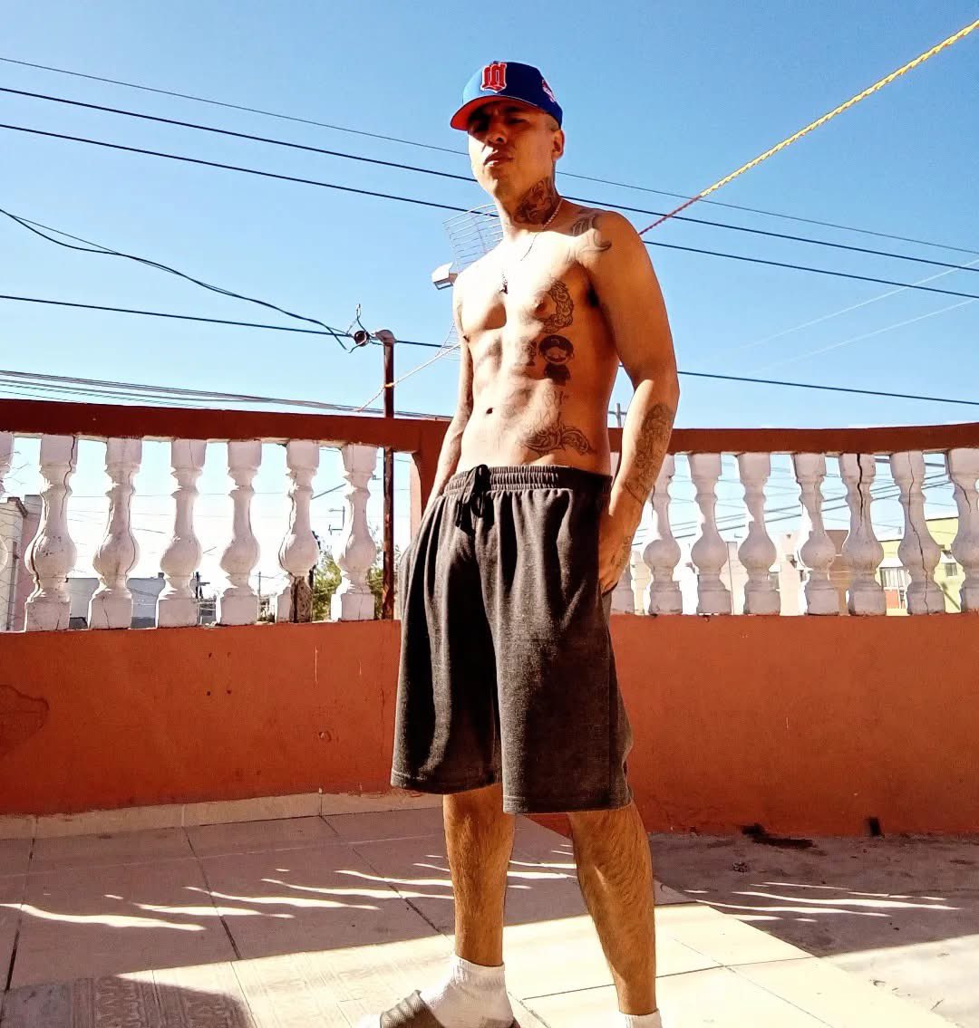 ......... tweet media