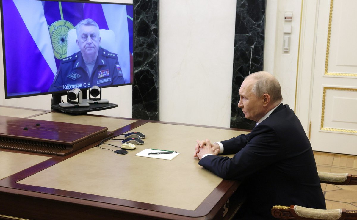 embaixadarussa's tweet photo. 🇷🇺 O Presidente da Rússia e Comandante Supremo das Forças Armadas da Federação da Rússia, Vladimir Putin, recebeu, por videoconferência, um relatório sobre o teste bem-sucedido do míssil "#Sarmat" (12 de maio).

💬 Vladimir Putin: O trabalho de aprimoramento das forças de dissuasão foi retomado na Rússia e não cessou desde o início dos anos 2000.

Naquela época, francamente, tínhamos outras prioridades. A Rússia atravessava um período muito difícil em sua história. Mas, após a retirada dos EUA do Tratado de Mísseis Antibalísticos em 2002, fomos obrigados — e quero enfatizar, obrigados — a considerar a garantia de nossa segurança estratégica na nova realidade e a necessidade de manter um equilíbrio estratégico de poder e paridade.

☝️ É precisamente por isso — e reitero — que a Rússia iniciou o desenvolvimento de sistemas avançados sem análogos globais, capazes de garantir a penetração dos sistemas de defesa antimísseis existentes e futuros.

Estamos implementando gradualmente o programa de desenvolvimento de forças nucleares adotado nesse sentido. Em 2004, iniciamos o desenvolvimento do sistema de mísseis intercontinentais "Avangard", que está em alerta de combate desde 2019.

Em seguida, desenvolvemos o míssil hipersônico de médio alcance "Kinzhal", lançado do ar, que está em alerta desde 2017. Ele já está sendo utilizado em operações militares especiais, mas o trabalho para aprimorá-lo, incluindo o aumento da precisão de suas ogivas não nucleares, continua.

O sistema de mísseis de médio alcance "Oreshnik", baseado em terra e que também pode ser armado com ogivas nucleares, está em alerta de combate desde 2025. O desenvolvimento de dois sistemas com pequenos sistemas de propulsão nuclear está em fase final: o exclusivo veículo submarino não tripulado Poseidon e o míssil de cruzeiro de alcance global Burevestnik.

👉 Agora, o Sarmat. Iniciamos o trabalho nele em 2011 e, em 2018, esse trabalho e as vantagens dos novos sistemas de mísseis avançados, incluindo o Sarmat, foram anunciados publicamente. Permitam-me relembrar o que foi discutido na época e as vantagens do nosso mais novo sistema.

Primeiramente, trata-se do sistema de mísseis mais poderoso do mundo, equivalente em poder ao sistema de mísseis "Voevoda" do nosso arsenal, que, como já mencionado, é de origem soviética. O rendimento total da ogiva lançada é mais de quatro vezes maior do que qualquer equivalente ocidental existente, mesmo o mais poderoso.

Em segundo lugar, e mais importante, o míssil pode se deslocar não apenas em trajetória balística, mas também em trajetória suborbital, o que, em terceiro lugar, permite um alcance de mais de 35 mil quilômetros, dobrando simultaneamente suas características de precisão e, finalmente, com a capacidade de superar todos os sistemas de defesa antimísseis existentes e futuros.

🔗https://t.co/U3ZmgYMmXZ