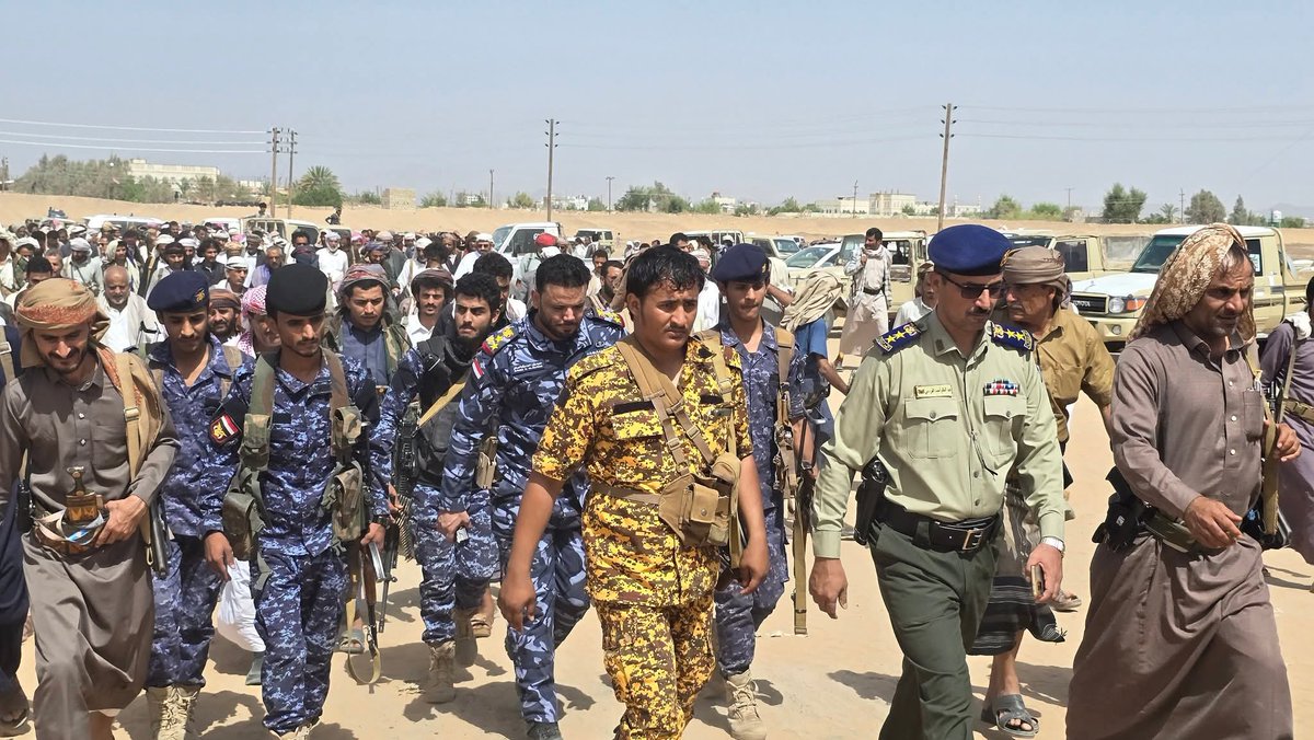 Help_Marib's tweet photo. قيادة شرطة الدوريات بمأرب، ممثلة بالعميد الركن أحمد سعيد دركم، تشارك باسم كافة الأجهزة الأمنية بالمحافظة في تشييع فقيد الوطن الشيخ عبدالله حسين كريش المرادي.
​وأشاد العميد دركم بمناقب الفقيد وأدواره الوطنية والاجتماعية في مساندة الأمن والاستقرار بالمحافظة. https://t.co/U4M7SeZrKX