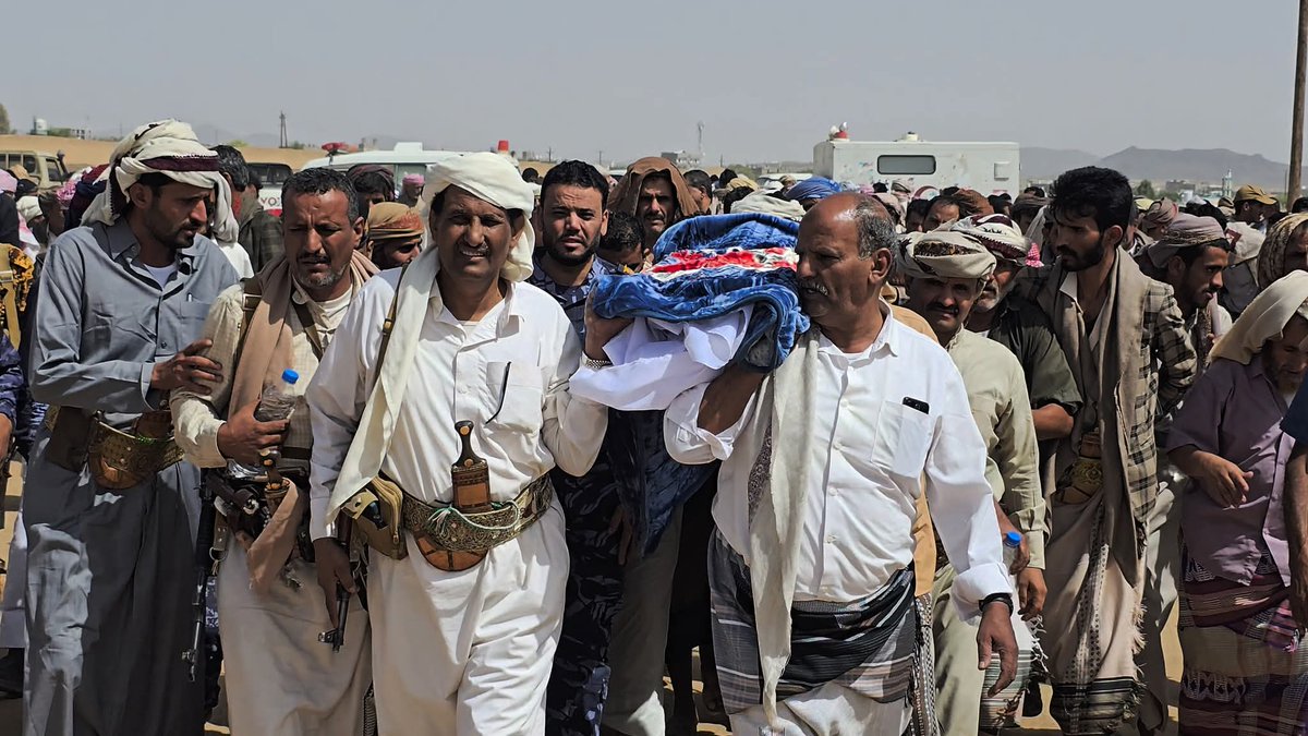 Help_Marib's tweet photo. قيادة شرطة الدوريات بمأرب، ممثلة بالعميد الركن أحمد سعيد دركم، تشارك باسم كافة الأجهزة الأمنية بالمحافظة في تشييع فقيد الوطن الشيخ عبدالله حسين كريش المرادي.
​وأشاد العميد دركم بمناقب الفقيد وأدواره الوطنية والاجتماعية في مساندة الأمن والاستقرار بالمحافظة. https://t.co/U4M7SeZrKX