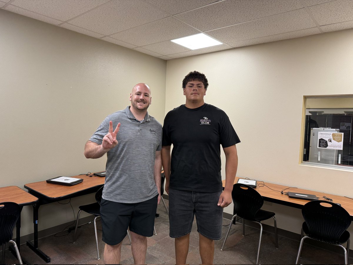 VGHSFB's tweet photo. Thanks to @CoachEndsley77 from the University of Idaho for stopping by VGHS &amp; meeting with @BraydenMen72 https://t.co/UUAopwtZB8