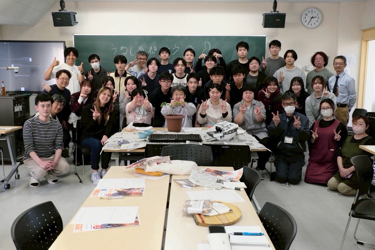 mimizk_hirosaki's tweet photo. 今年も当社、当団体が関わるウルシの事業がスタートしました。
弘前大学にて障害者就労支援B型事業所きりんの里利用者による弘大生、青大生、五農生へのウルシ苗木生産講習会のお手伝いをさせて頂きました。
来週は同じメンバーで弘前市如来瀬の皆伐跡地へ苗木の植栽を行います。 https://t.co/SH12k0idVE