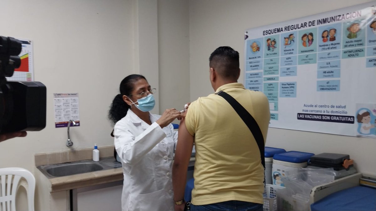 Salud_Guayas's tweet photo. 🎙️#MSPEnMedios | Realizamos entrevista con @TeleamazonasTV sobre la importancia de proteger a las familias mediante las vacunas que oferta @Salud_Ec mediante la campaña 💉 Puesta al Día.

#ElNuevoEcuador https://t.co/EeKAm8x7tk