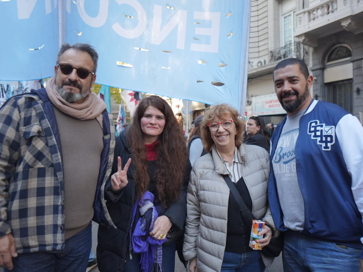 NuevoEncuentro_'s tweet photo. 🇦🇷🤍 Ya estamos en la Plaza de Mayo para defender nuestra Universidad pública, gratuita y de calidad.

#MarchaFederalUniversitaria https://t.co/3wf9nY8Xrf