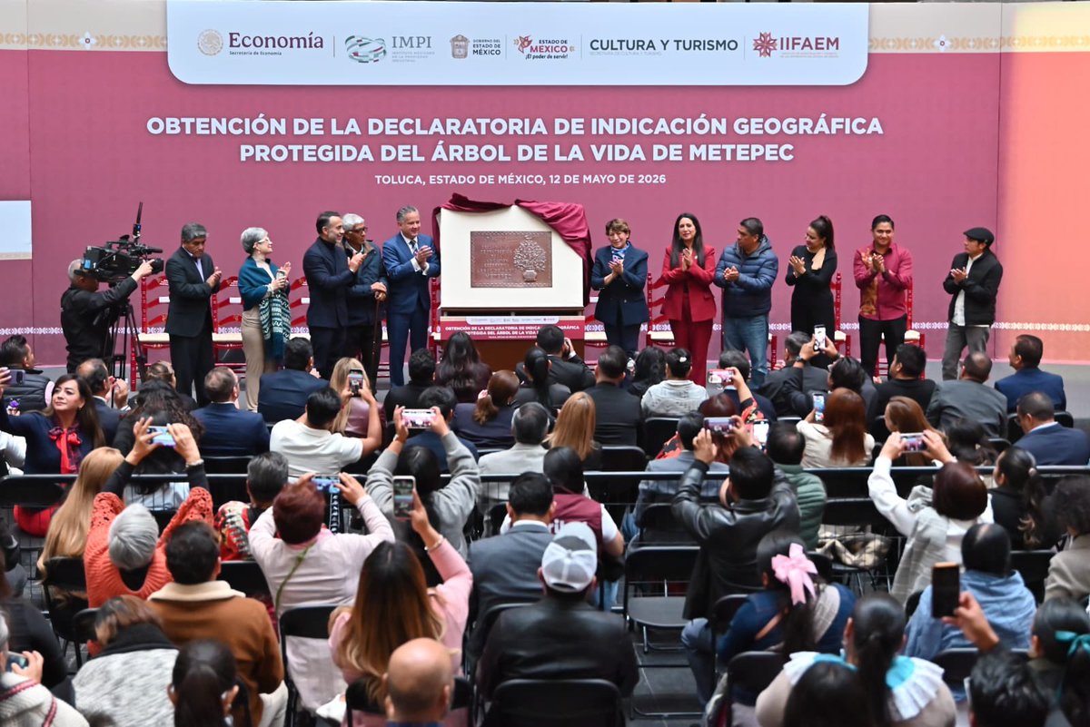 pacovazquezr's tweet photo. Hoy acompañé a nuestra Gobernadora, la Maestra @delfinagomeza, en un momento histórico para el #EstadoDeMéxico: la Obtención de la Declaratoria de Indicación Geográfica Protegida del Árbol de la Vida de #Metepec, una de las expresiones artesanales más representativas de nuestra identidad mexiquense.