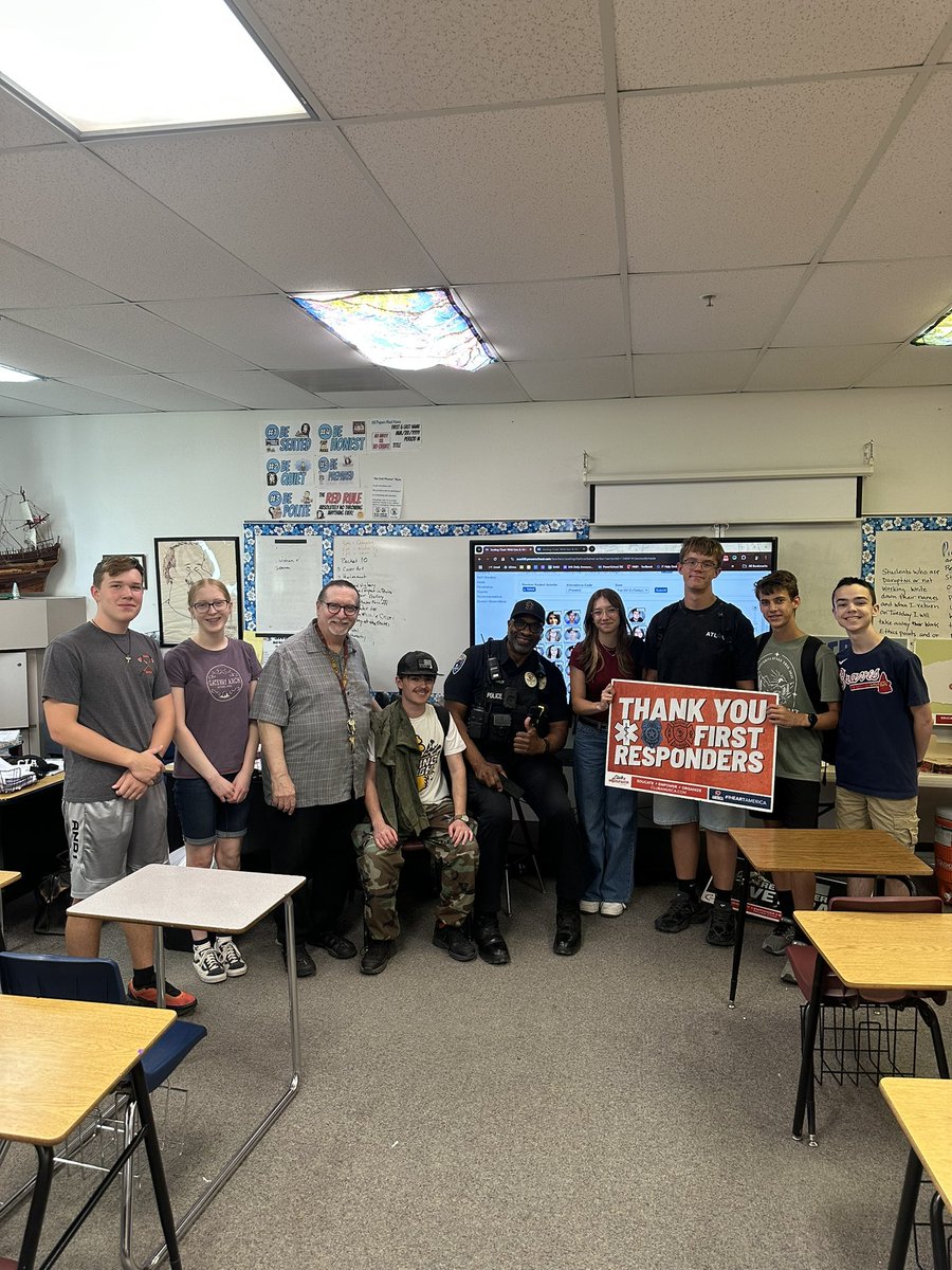 austinalbright0's tweet photo. Club America proudly supports our law enforcement officers! 🇺🇸🚔

A huge thank you to Officer Al at Sahuarita High School for sharing his wisdom, military experience, and inspiring testimony with our students.

Perfect way to close out the school year! 🍕🇺🇸 https://t.co/yYKnHuR3YY