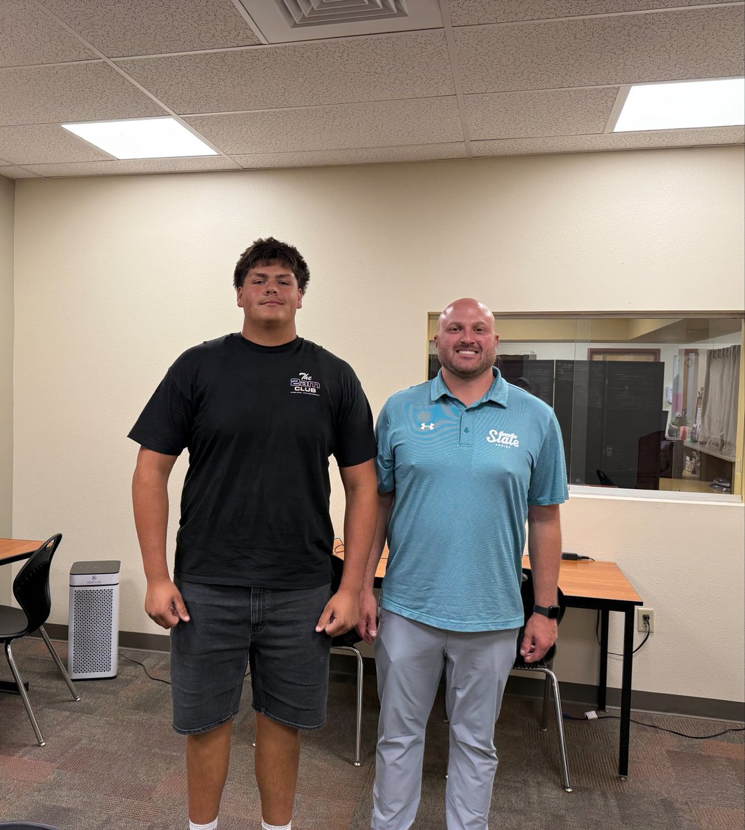 VGHSFB's tweet photo. Thanks to @CoachCannova63 from New Mexico State University for stopping by VGHS &amp; meeting with @BraydenMen72 https://t.co/vcmo3aUcbJ
