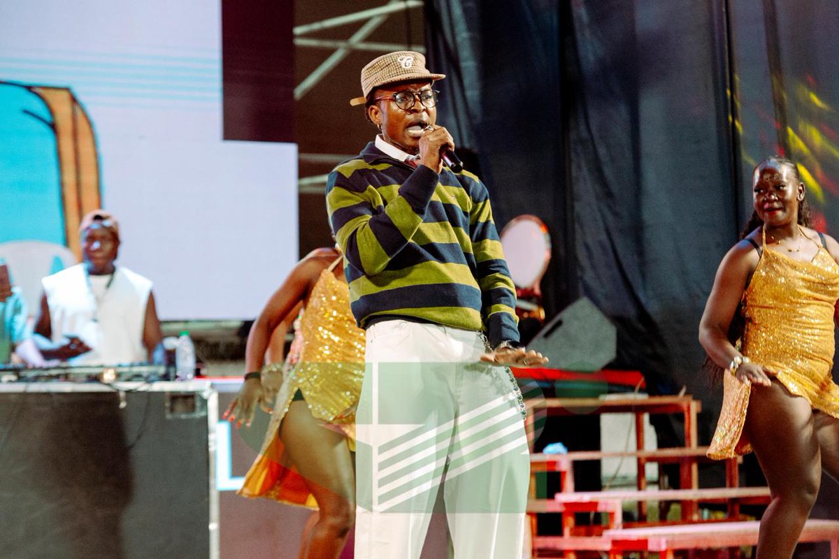 canal2inter's tweet photo. [ 𝗖𝘆𝘀𝗼𝘂𝗹 𝗲𝗻𝗳𝗹𝗮𝗺𝗺𝗲 𝗹𝗮 𝘀𝗰𝗲̀𝗻𝗲🔥] L'artiste a littéralement mis une ambiance bouillante au stade militaire de Yaoundé lors du match de gala.

📸 Découvrez les images de ce moment fort en émotion et en musique. ✨

#FECAFOOT
#Cysoul
#MatchDeGala
#Canal2inter https://t.co/cfVtbNwvwL