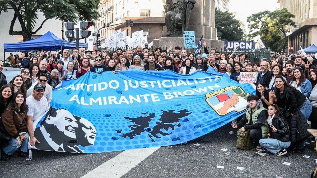 CascallaresPJ's tweet photo. ¡MARCHAMOS EN DEFENSA DE LA UNIVERSIDAD PÚBLICA!

Esta tarde movilizamos en las calles hasta la Plaza de Mayo en defensa de la Universidad Pública, gratuita, de calidad e inclusiva.

Marchamos en defensa de nuestra @unaboficial y de todas las Casas de Altos Estudios de la Argentina.

La educación no se vende, se defiende.

#MarchaFederalUniversitaria 🇦🇷
#YoMarchoPorLaEDUCACIÓN
#UniversidadPublicaSiempre