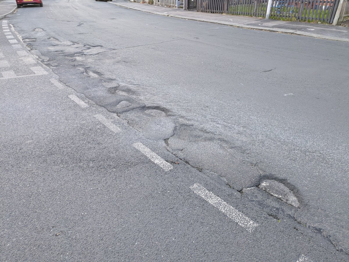 RestoreF49525's tweet photo. You pay your council tax. It keeps going up. This is what you get. https://t.co/kqnbahSa6F