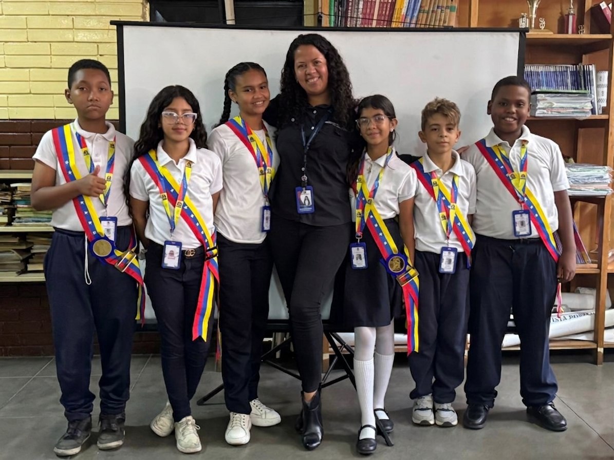 CGRVenezuela's tweet photo. #CGR | La Contraloría General de la República Bolivariana de Venezuela afianza su programa La Contraloría va a la Escuela en la U.E.N.B. Domingo Faustino Sarmiento, ubicada en el sector Maripérez de Caracas. https://t.co/kZmaeeVWAZ