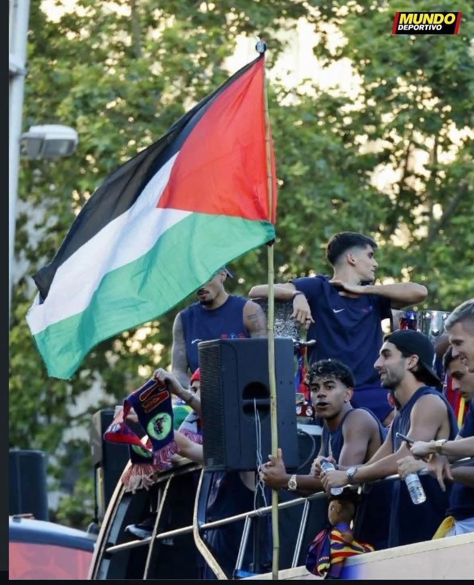 Y87272SyRasheed's tweet photo. في الوقت الذي يخاف فيه كثير من  المشاهير من قول كلمة الحق، اللاعب المغربي المسلم لامين يامال يرفع قبل قليل علم فلسطين على حافلة فريق نادي برشلونة أثناء الاحتفال بلقب الدوري الأسباني !! 
#يميل_يمال https://t.co/MLowr0ogDu