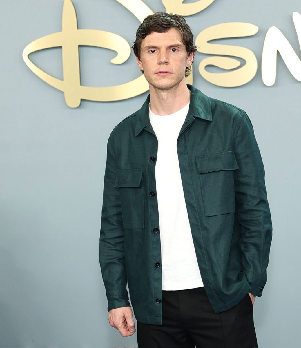 EvanPetersBR_'s tweet photo. NEW! 🚨 Evan Peters compareceu hoje ao  2026 Disney Upfront para divulgar American Horror Story. 📸 https://t.co/mTWvTU5X89