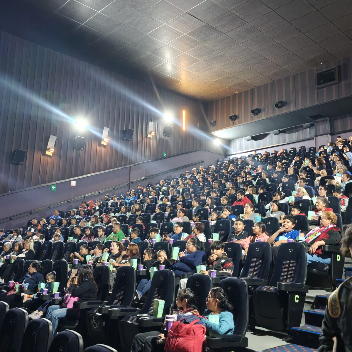 Ang11Coyo's tweet photo. Hoy Pudimos celebrar a nuestros Niñ@s y Mamitas de #Coyoacán con una gran función de Cine,  Gracias a nuestros amigos de Seamos Chidos A.C por hacer posibles estas convivencia.

Gracias a las Familias y Vecin@s que nos acompañaron.

#AngelPerez
#Coyoacan
 @ChuchoSesmaPVEM https://t.co/QPUGQEckZS