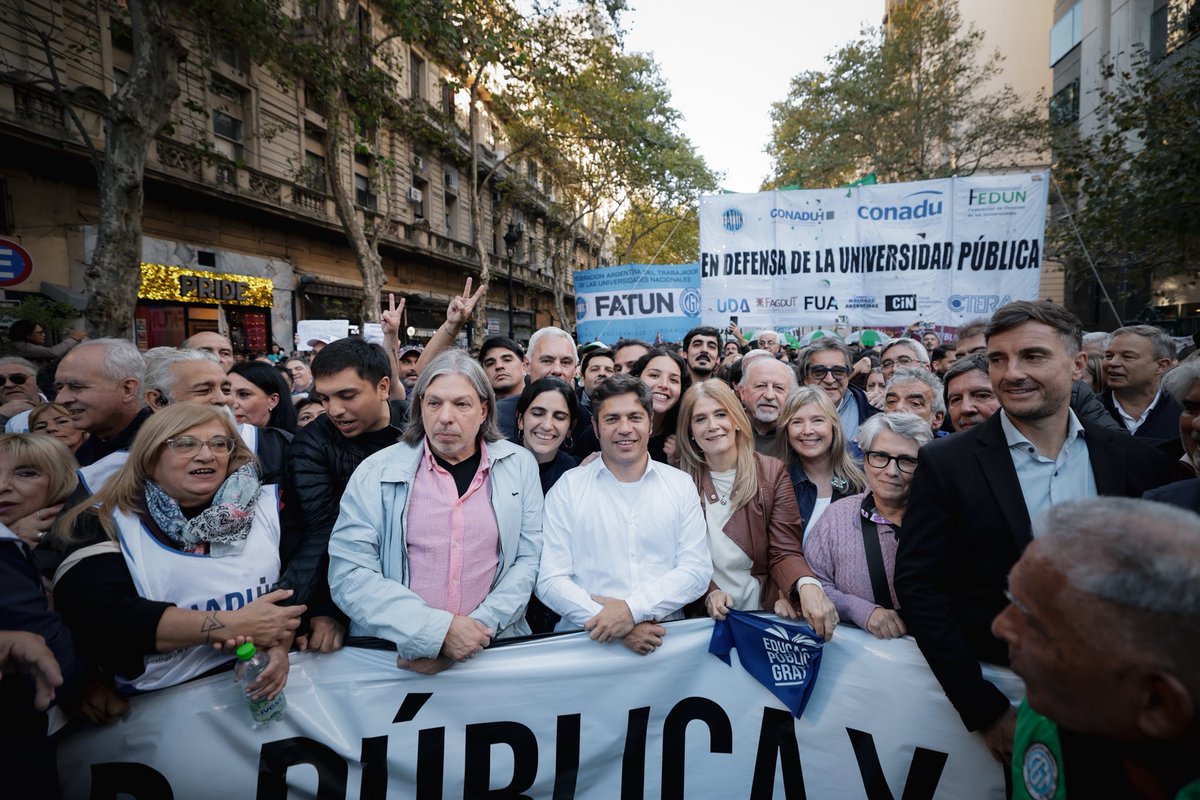 sbatakis's tweet photo. Defender a la universidad pública, gratuita y de calidad es defender la historia y el futuro de nuestro pueblo. 🇦🇷 
#MarchaFederalUniversitaria 
#EnDefensadelaUniversidad https://t.co/9V7oGnjeMD