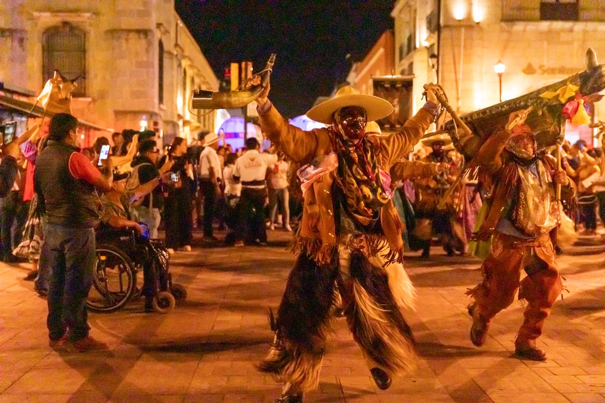 ContraProMx's tweet photo. 🎺🎊 CULTURA, LENGUA Y #DANZAS DE LOS PUEBLOS ESTARÁN EN JULIO, MES DE LA #GUELAGUETZA 🎊🎺
La Secretaría de Interculturalidad Pueblos y Comunidades #Indígenas y #Afromexicanas tiene preparada actividades y expresiones artísticas y culturales para festejar todo Julio.
📆CALENDARIO
🗓️ 4 de julio,16:00 horas
🏛️ *Segundo #Recital de Palabra Flor en Lenguas Originarias*
📍 Teatro Macedonio Alcalá.
🗓️ 5 de julio,11:00 horas
📃 *Lecturas de #Poesía en Lenguas Originarias* 📍 Diversos mercados de la ciudad.
🗓️ 11 de julio, 15:00 horas
🎤 *Segundo Encuentro de #Rap en Lenguas Originarias*
📍 Plaza de la Danza.
🗓️ 16 de julio, 17:00 horas
🗣️ *Nacubi, Original; hablantes de 15 #lenguas originarias compartirán conocimientos*
📍 Zócalo de la Ciudad.
🗓️ 17 de julio, 16:00 horas
🎼 #Concierto de Muchas Voces*
📍 Plaza de la Danza
#Oaxaca #Guelaguetza