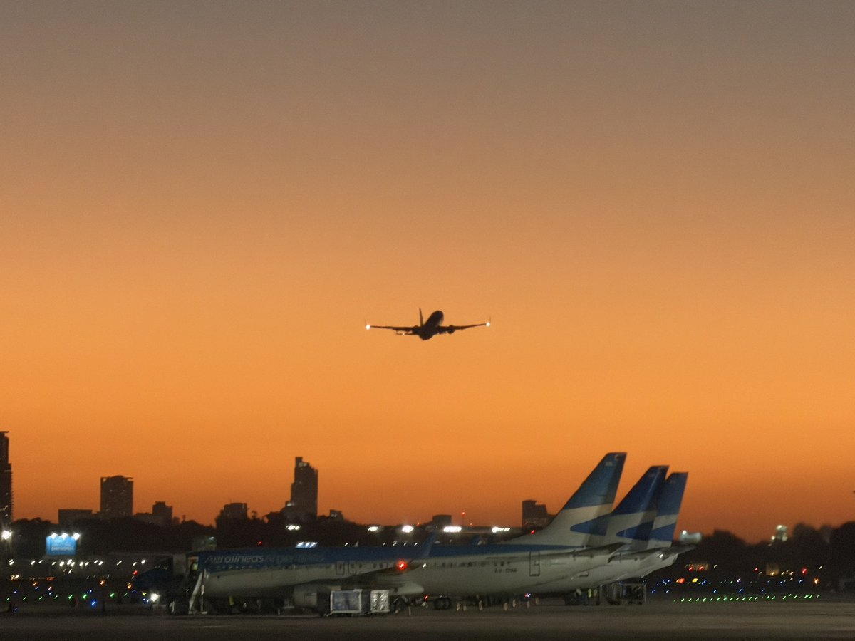 GaboAir's tweet photo. El atardecer de hoy en Aeroparque. https://t.co/9uzamH1CeN