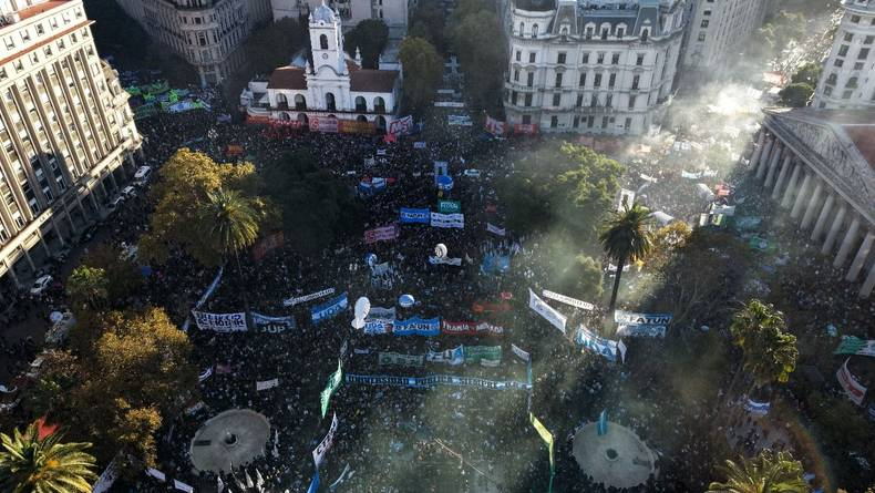 aracalacana's tweet photo. Hermosa, multitudinaria y colorida la marcha para que el gobierno de Milei cumpla la Ley de Financiamiento Universitario.
Sin educación no hay futuro, sin educación no hay país. https://t.co/29RnwKwi6k