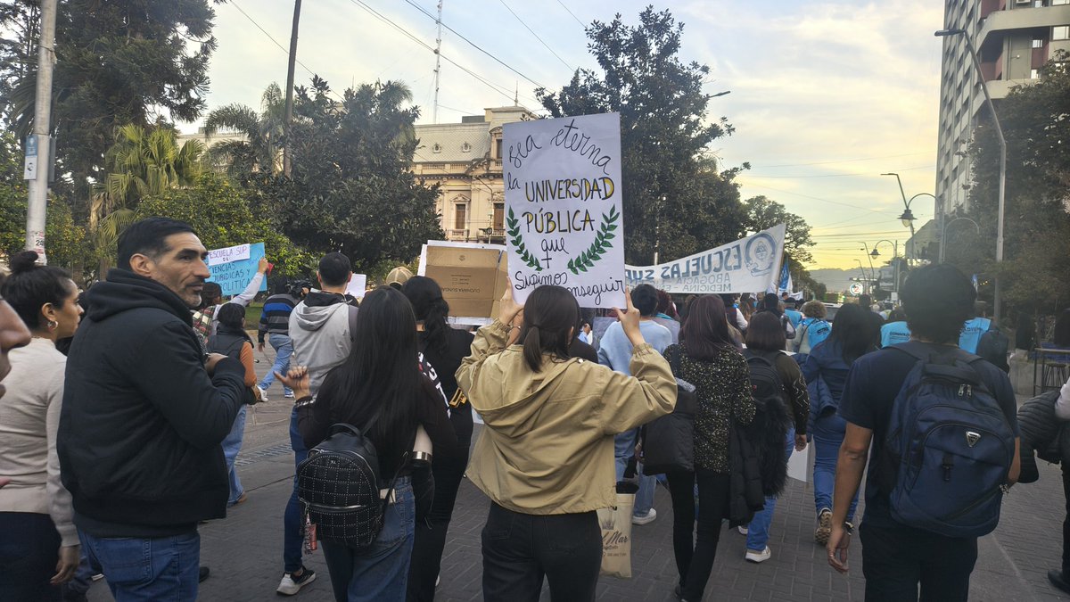 lavozdejujuy's tweet photo. ✊🏼 Multitudinaria #MarchaFederalUniversitaria en #Jujuy 

👩🏽‍🏫 Con carteles, banderas, remeras y mensajes a favor de la educación pública, las calles de la capital jujeña acompañaron una vez más el pedido por el efectivo cumplimiento de la Ley de Financiamiento Universitario ‼️ https://t.co/FAtEfx1WDa